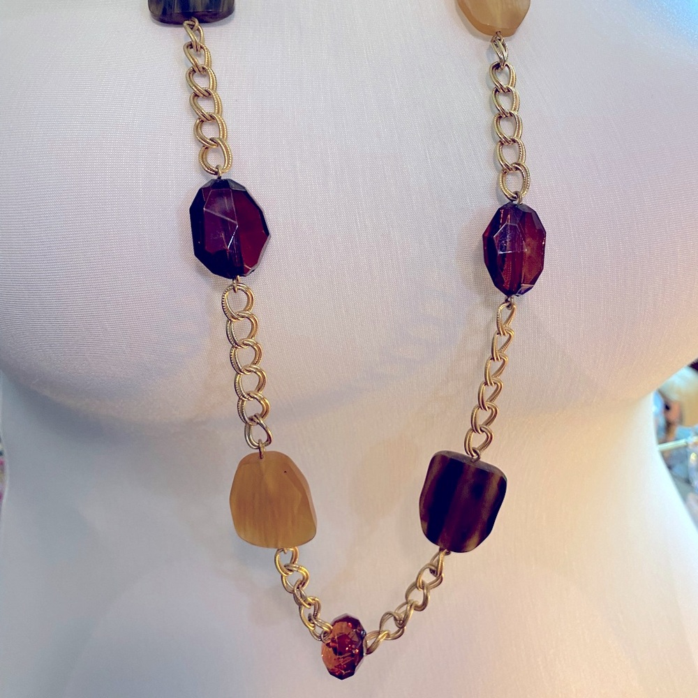 Gold and resin necklace.